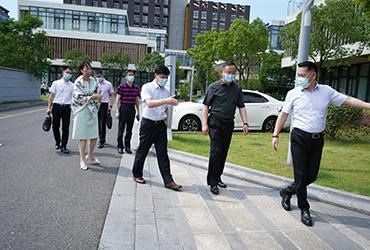 烈日炎炎，領(lǐng)導(dǎo)送信心|閔行區(qū)委委員、區(qū)人民檢察院黨組書記、檢察長(zhǎng)胡春健帶隊(duì)赴寶開智能開展大走訪、大排查