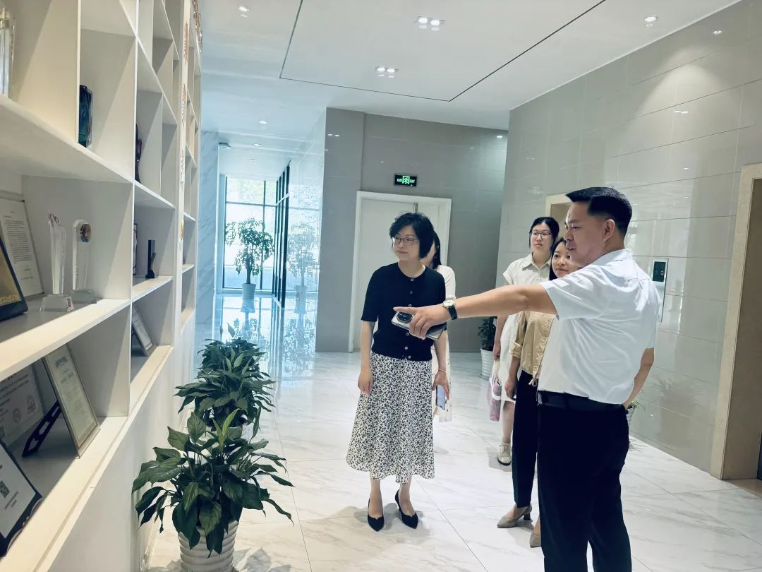 新聞 | 吳涇鎮(zhèn)黨委領(lǐng)導(dǎo)蒞臨寶開(kāi)，夏送清涼，慰問(wèn)一線