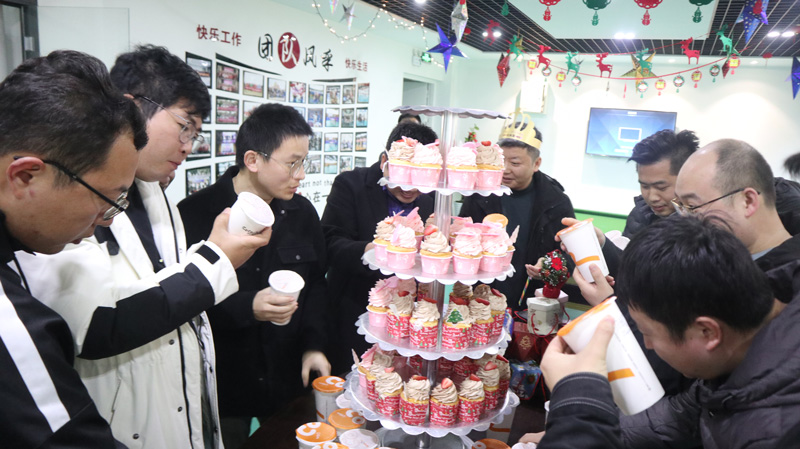 繽紛平安夜，歡樂圣誕節(jié) | 寶開舉辦第四季度員工集體生日會
