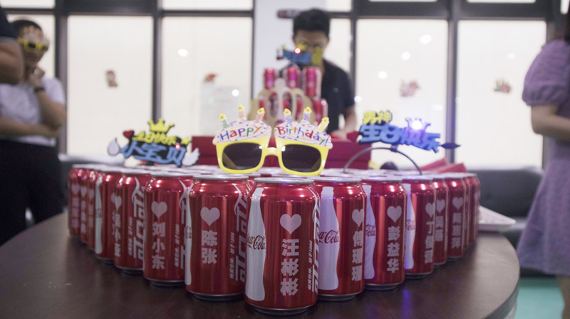 八月集體生日會 | 與久違的祝?；馃嵯嘧?  src="/uploads/allimg/210903/1-210Z3141I4337.jpg" /></p>
<p>此次集體生日會，是今年疫情以來寶開舉辦的第一場生日會。雖是寶開企業(yè)文化建設(shè)的常規(guī)活動，由寶開工會和人事行政部組成的籌備組也希望帶來一些不一樣的“新意”和“心意”，此次特別為所有寶開成員定制了專屬可樂。</p>
<p><img alt=